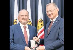 Avusturya Eyalet Devlet Nişanı aldı