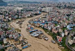 Nepal'i heyelan ve seller vurdu