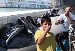 Görüntüler İzmir'den! Çöp poşetleri sıra sıra konuldu, vatandaşlar nefes almakta güçlü çekti