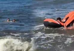 Denizde can pazarı! Genci kurtardı, kendisi dalgalara kapıldı