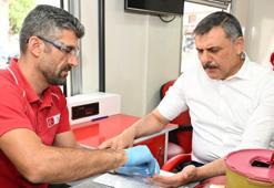 Kızılay altın madalya vermişti! Vali Çiftçi, 42'nci kez kan bağışında bulundu