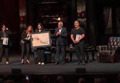 Cem Yılmaz’dan Darüşşafakalı öğrencilere anlamlı destek! Gösterinin tüm gelirini bağışladı