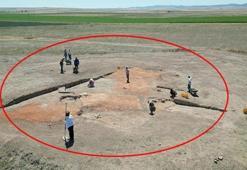 Yer: Eskişehir! Sırrı araştırılıyor: Çatıya kadar kırmızı toprakla gömülmüş