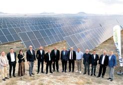 ‘Çölü’ yenilenebilir enerji santrali yaptı