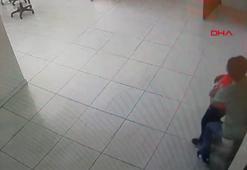 Boğazına yiyecek kaçan öğrencisini Heimlich manevrasıyla kurtardı