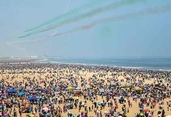 Savaş uçaklarının gösterisini izleyen beş kişi sıcak çarpmasından öldü