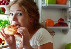 Acıkmadığım halde neden durmadan yemek yiyorum? Çözümü çok kolay