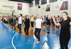 500 kişiden dev zeybek gösterisi