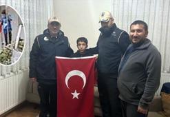 Yıpranmış bayrağı görünce alıp götürmüştü! Hikayesi herkesi duygulandırdı