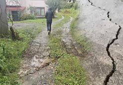 Evler ve yolarda dev yarıklar oluştu! Tüm mahalle boşaltıldı