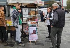 Darbeci hain Gülen'in ölümü sonrası seyyar tezgahına astığı yazı dikkat çekti