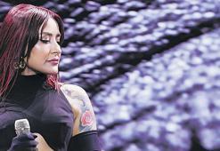 Sahnede gözyaşlarını tutamadı! Konser gelirini Mehmetçik Vakfı'na bağışladı