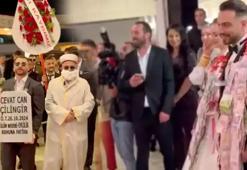 Düğüne mezar taşı getirip, helallik aldılar