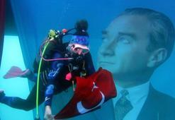 Su altında müthiş manzara! Dalgıçlar Cumhuriyet'in 101. yıl dönümünü böyle kutladı