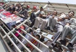 Seçim kalabalığına dayanamayan köprü çöktü: 7 ölü