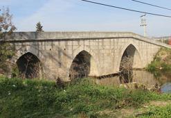 Araç trafiğine kapalı! Tarihi köprü 50 metre yer değiştirdi