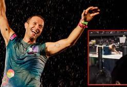 Konserde talihsiz olay! Coldplay solisti Chris Martin, sahnedeki boşluğa düştü
