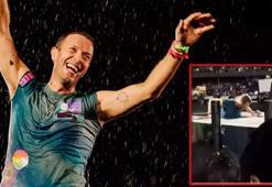 Coldplay solisti Chris Martin, sahnedeki boşluğa düştü