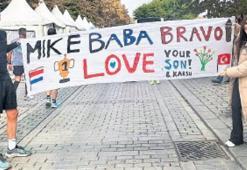 Cinsiyetini pankartla duyurdu