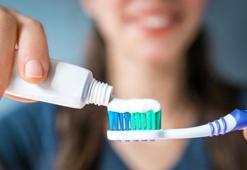 İnci gibi dişlerin püf noktasıymış! Fırçalamadan önce 30 dakika bekleyin