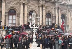 Yüzlerce kişi metrelerce uzayan kuyrukta bekledi! 'Onun yokluğu daha çok üşütüyor'