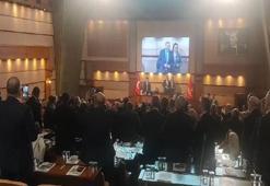 İBB Meclisi karıştı! Birbirlerine su şişesi fırlattılar