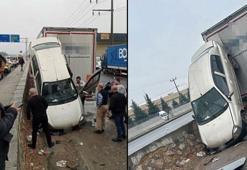 İlginç kaza! Bariyerleri aşan otomobil, TIR'ın dorsesine asılı kaldı