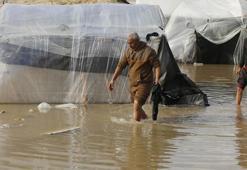 İsrail'in saldırılarıyla göçe zorladığı Filistinlilerin çadırları suya gömüldü