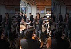 Uçağı rötar yapan Şevval Sam havalimanında mini konser verdi