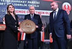 Devlet Bahçeli, deprem bölgesi öğretmenlerine plaket verdi