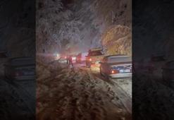 Uludağ'da kar kalınlığı 20 santimetreye ulaştı! Araçlar saatlerce mahsur kaldı