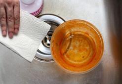 Plastik kabı saran yağı söküp atıyor! Kağıt havlu yöntemi tek hamlede arındıracak