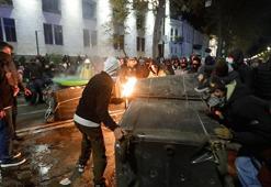 Gürcistan karıştı! Parlamento binasını basan göstericilere polis müdahalesi