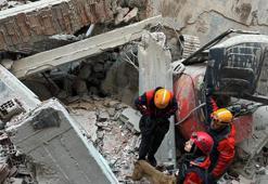 Güngören'de yıkım sırasında çökme: Göçük altında kalan 2 işçiden biri kurtarıldı