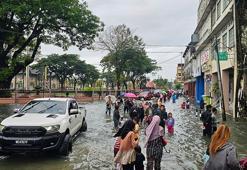 Malezya felaketi yaşıyor! Sel,150 bin kişiyi evinden etti
