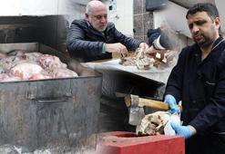 Saatlerce pişiriliyor baltayla yarılarak servis ediliyor! Fiyatı ortalama 300 lira