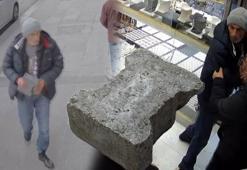 Yer: Fatih! Güpegündüz kaldırım taşıyla kuyumcuyu soymaya kalktı