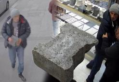 Yer: Fatih! Güpegündüz kaldırım taşıyla kuyumcuyu soymaya kalktı