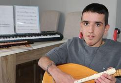 2 saatte enstrüman çalmayı öğrendi! Engel tanımayan Tuna'nın hedefi ise...