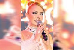 Kostümlere isim veriyor