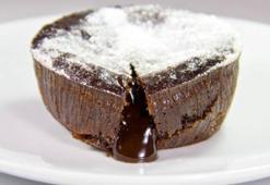 Katlama yöntemiyle balon gibi kabarıyor! Sufleniz şelale gibi akacak, işte şef tarifi