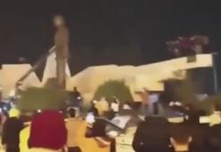 Hama'da halk, Hafız Esad'ın heykelini yıktı