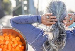 Beyazlayan saçlar için direkt çözüm! Kimyasala gerek yok, kaynatıp sürünce değişiyor