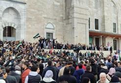 Fatih Camii'nde toplanan Suriyeliler, Esad rejiminin devrilmesini kutladı