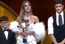 Altın Kelebek'te gözyaşları! Ödülünü çocuklarının elinden alan Çağla Şıkel konuşmakta zorlandı