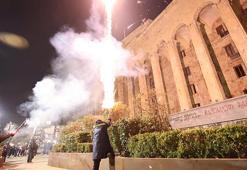 Gürcistan'da AB yanlısı protesto! Göstericiler, parlamento binasına taş attı