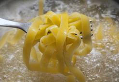 Makarnayı taşırmadan pişirmek aslında çok basit! 1 tahta kaşık ile 3 küp buz yetiyor