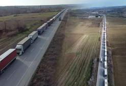 Sınır kapısında 31 kilometrelik kuyruk! 'İki gün daha buradayım'