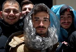 Herkes karda poşetle kayarken o çiğköfte tepsisiyle kaydı