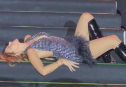 Hadise'nin dansı olay oldu! Merdivenlere yattı